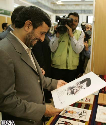 احمدی نژاد در حال دیدن کاریکاتور خودش