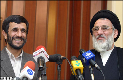  احمدی‌نژاد همچنین رئیس دستگاه قضایی را مورد انتقاد قرار داد و نوشت: متأسفانه آنان که مسئول ‏رسیدگی و اجرای عدالت اند نیز اصل وجود مفسدین اقتصادی را منکر می‌شوند
