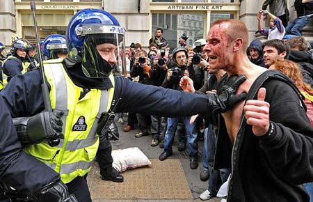 WwW.SirK.tk/  بزگترین سایت تفریح / درگیری پلیس لندن با مخالفان گروه 20
