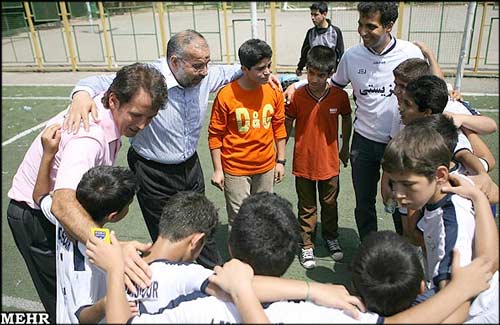تصاویر: فوتبال خیریه فردوسی‌پور با کودکان یتیم