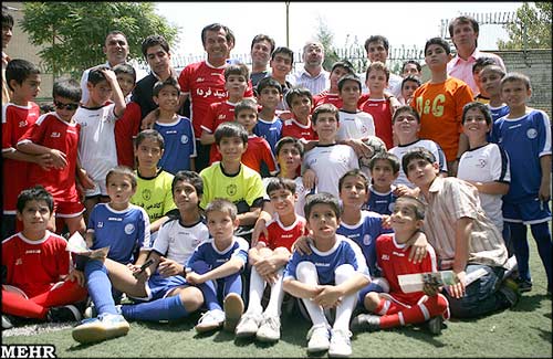 تصاویر: فوتبال خیریه فردوسی‌پور با کودکان یتیم