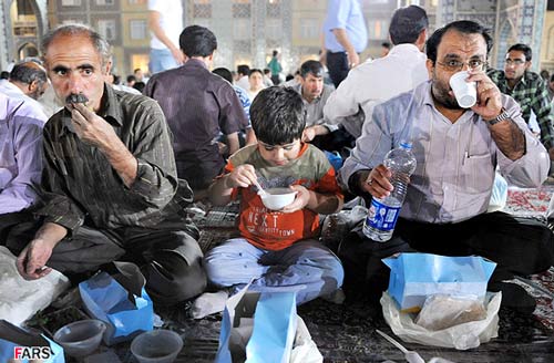 تصاویر: مراسم افطاری در حرم رضوی www.TAFRIHI.com