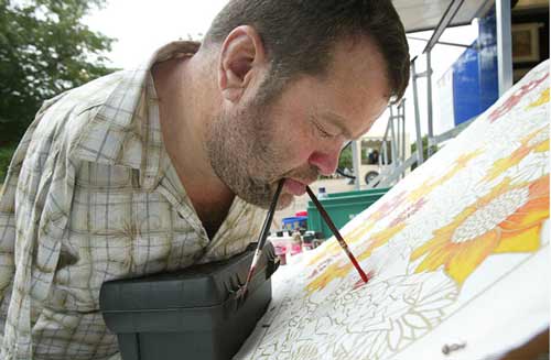 تصاویر: نقاشی با دهان از هنرمندان بدون دست www.TAFRIHI.com