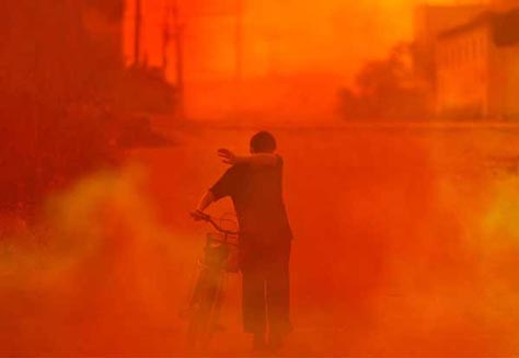 عکس: شهری فرورفته در غبار سرخ