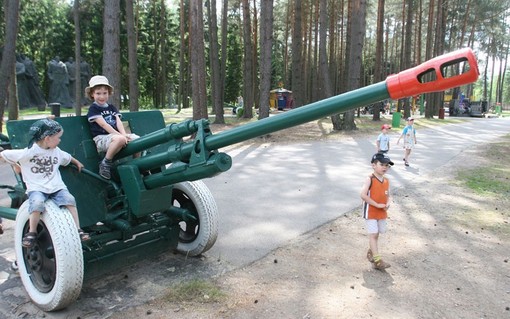 پارک موزه کمونیسم، لیتوانی پارکی که مجسمه بیش از ده تن از رهبران کمونیست جهان را در خود جای داده و در جای جای آن آثار و بقایای حکومت کمونیست ها دیده می شود و این روزها به محل بازی بچه ها تبدیل شده است.