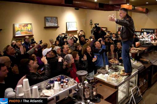 جان هانتسمن، یکی از نامزدهای جمهوری خواهان در کافه ای بین راهی در نیوهمپشایر برای مردم سخنرانی می کند.