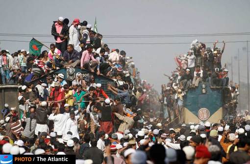تصویری از وسایل حمل و نقل عمومی در حومه داکا، بنگلادش، تصویر مربوط به لحظه بازگشت مسلمانان بنگلادشی از نماز می باشد.