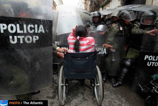 اعتراض های مردمی سال 2011 در سال 2012 هم ادامه داشت، این تصویر مربوط به اعتراض گسترده معلولن کشور بولیوی در لاپلاز است که به قطع کمک های دولتی به معلولان معترض بودند.