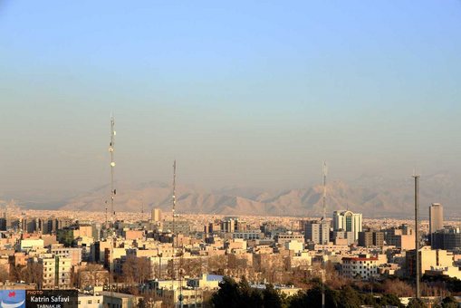 نمایی از شرق تهران و کوههای واقع در منطقه یاد شده از ارتفاع پل نصر