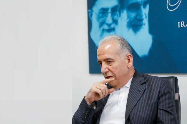 پای دلار ۳۰۰ هزار تومانی به بازار باز شد/ الیگارشهایی که میلیاردها دلار به جیب زدند/ فروش دلار با کارت ملی «گفتاردرمانی» است پای دلار ۳۰۰ هزار تومانی به بازار باز شد/ الیگارشهایی که میلیاردها دلار به جیب زدند/ فروش دلار با کارت ملی «گفتاردرمانی» است