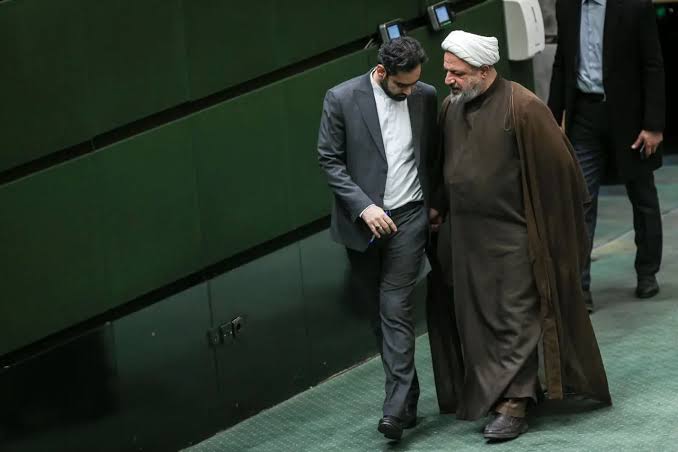وقتی «سوپر انقلابیها» علیه دولت و مجلس میشورند/ کودتا زیر نقاب انقلابیگری؟ وقتی «سوپر انقلابیها» علیه دولت و مجلس میشورند/ کودتا زیر نقاب انقلابیگری؟