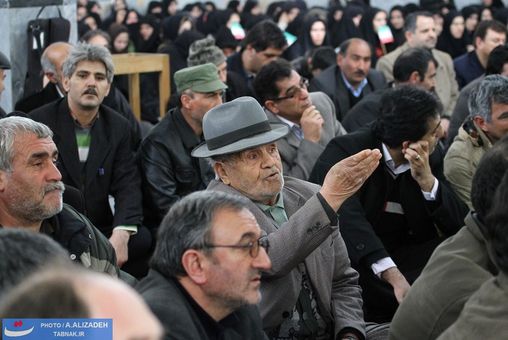 استقبال اقشار مختلف مردم از دکتر رضایی در مسجد قدس اردبیل